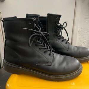 DR MARTEN - size 7 zip up and lace